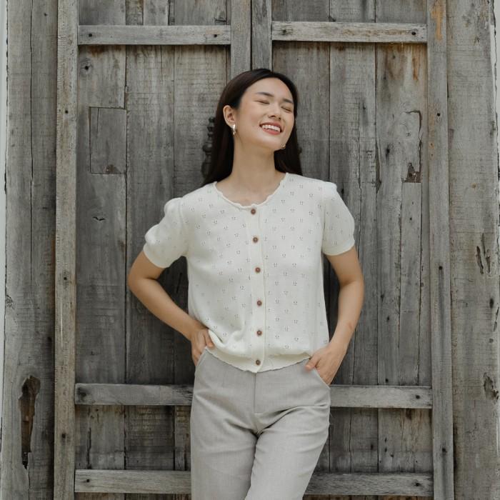 Gambar Beatrice Clothing Jolene Knit Blouse - Atasan Knit Kancing Wanita - Ivory  dari Beatrice Clothing undefined Tokopedia