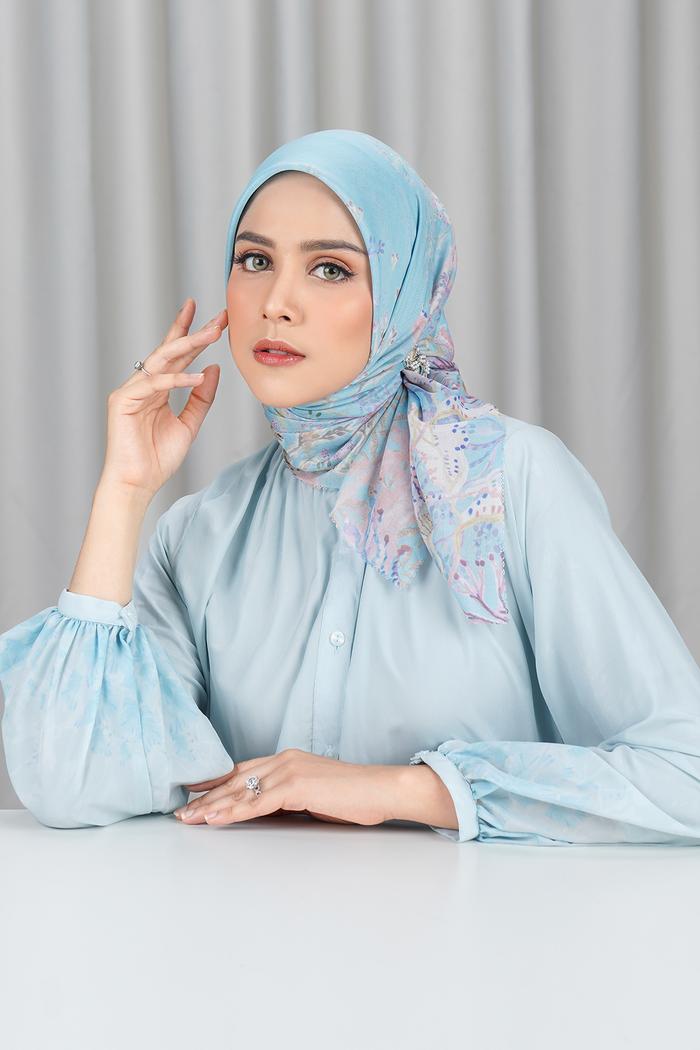 Gambar Buttonscarves - Misool Voile Square - Lagoon dari Buttonscarves undefined Tokopedia