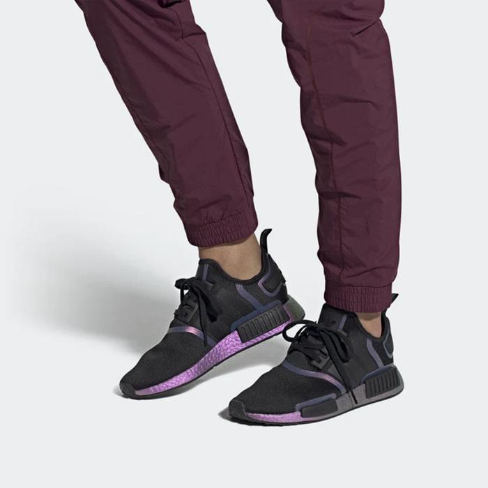 Promo Sepatu Sneakers Pria Adidas Originals NMD R1 FV8732 Kota