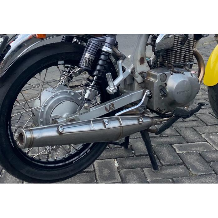 Gambar Knalpot CB 125j original JAPCUK kenalpot cb125 J original japcuk set leher stenlis 35 rata dan 35/38 suara BAS dan PLORR - FULL STENLIS, 35-38 PLOR dari JENGGOT CLASSIC undefined Tokopedia