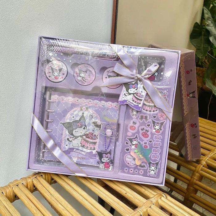 Gambar Gift Set Hadiah Kado Alat Tulis Binder Buku ID Card Case Washi Tape Stationery Sanrio My Melody Cinnamoroll Kuromi - Kuromi Garis dari PT Sanjaya Baru undefined Tokopedia