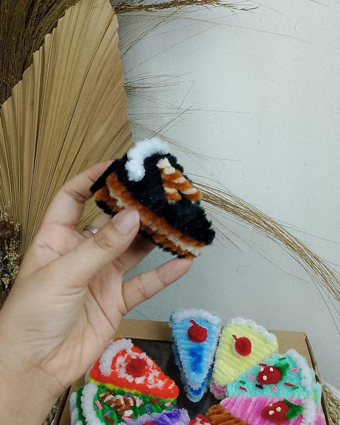 Gambar Gantungan kunci (kawat bulu) bentuk cake - Hitam dari AJD Florist undefined Tokopedia