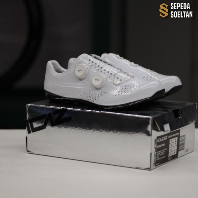 Gambar Supacaz Kazze Carbon Road Shoe White Holo TERBATAS - 41 dari menyala toko undefined Tokopedia
