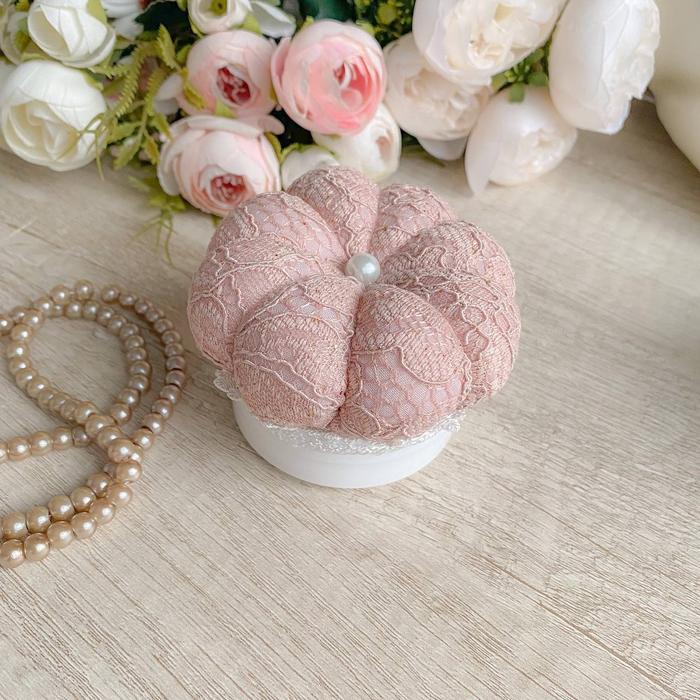 Gambar pincushion jarum pentul | tempat jarum | tempat aksesoris - nude, pincushion dari boutiquepedia undefined Tokopedia