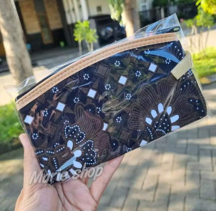 Gambar DOMPET BATIK SOUVENIR KEMAS / SOUVENIR DOMPET MURAH / SOUVENIR BATIK MOTIF PERNIKAHAN WEDDING - LENGKUNG BATIK, KEMAS PLASTIK  dari MARIE OS undefined Tokopedia