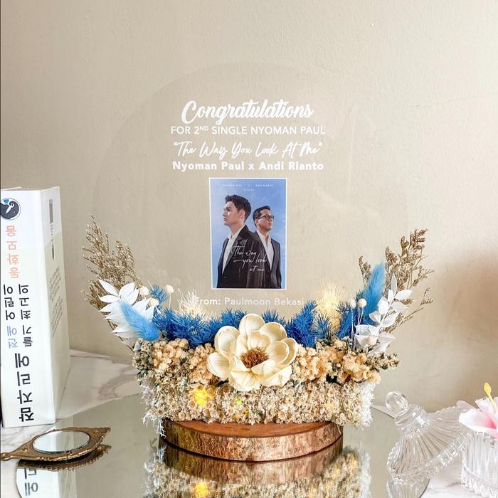 Gambar WOODIE - Hadiah Wisuda Graduation Gift Acrylic Bingkai Foto Bunga - Beige Blue, 20cm + LED dari LOVE & LILY Florist undefined Tokopedia