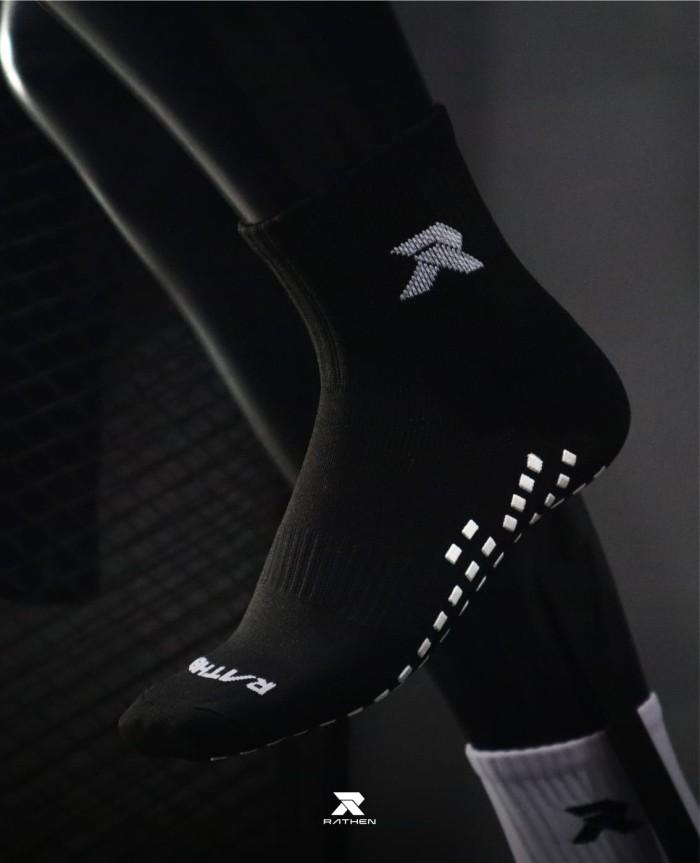 Gambar Kaos Kaki Bola dan Futsal Warna Hitam Pendek Antislip - Pendek Hitam dari RATHEN ID undefined Tokopedia