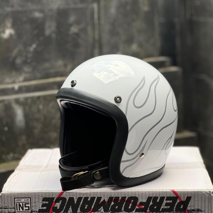 Gambar Helm Slimhead Tx500 SNI Half Face Motif Api Vespa Justin Bieber Flame White Limited Editions - Helm, M dari scooterhelmet x gungariwijaya undefined Tokopedia
