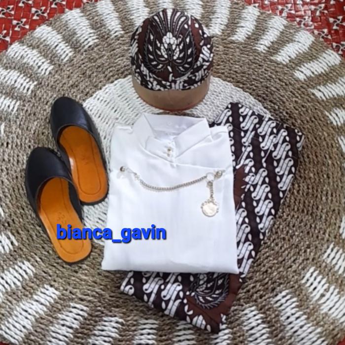 Gambar [1 Set] Beskap Solo Putih + Jarik Instan + Blangkon + Selop/ Baju Adat Jawa Pria, Nuansa Putih Lereng Garuda - Set Lengkap, XL/ L4 dari Putra Manten Wedding undefined Tokopedia