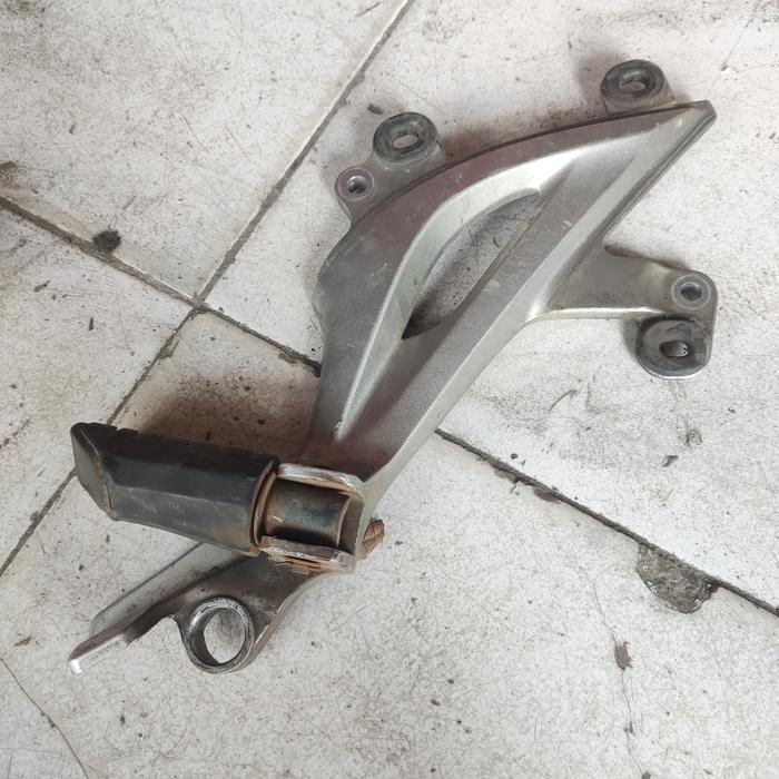 Gambar step footstep bustep injekan belakang supra x 125 helm in ori - kanan aja dari deni. part undefined Tokopedia