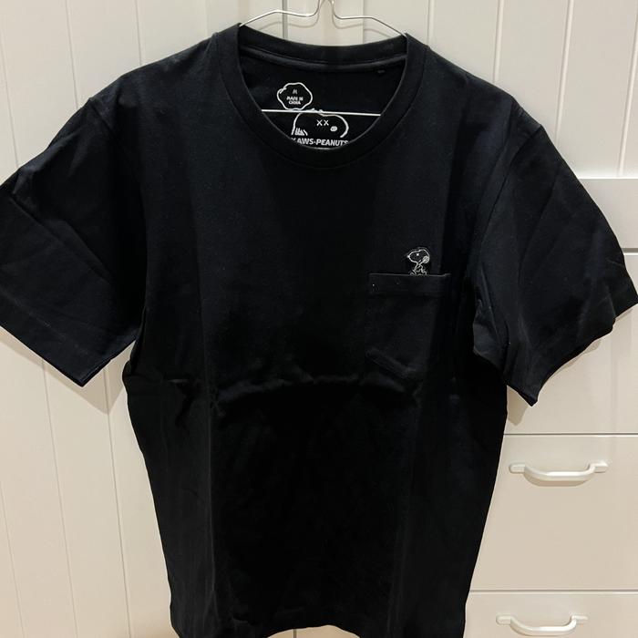 Gambar Kaos tshirt hitam uniqlo x kaws snoopy peanut woman perempuan elmo size M original dari D1012 undefined Tokopedia