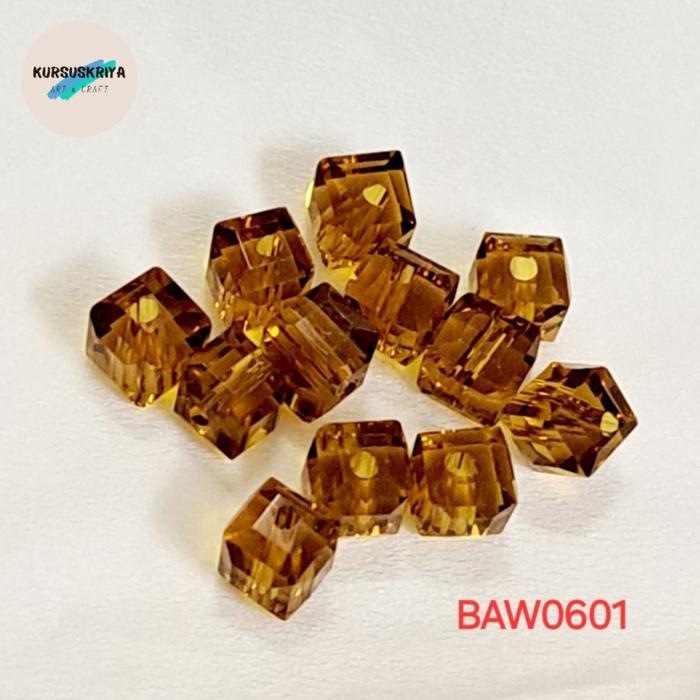 Gambar Manik-manik kristal austria bentuk kotak 6 mm warna lake blue clear isi 12 pcs - ochre601 dari Kursuskriya undefined Tokopedia