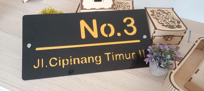 Gambar Nomor Rumah Akrilik Premium Custom 2 Layer - Akrilik Hitam Doff dan Mirror Gold/Silver Elegant - Mirror Gold, 15cm x 25cm dari Lumina Laser Artwork undefined Tokopedia