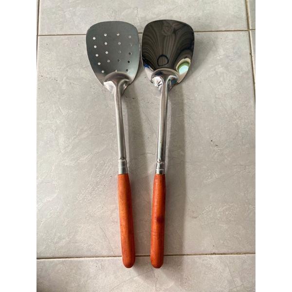 Gambar NEW!! SPATULA MASAK KECIL / SODET STAINLESS GAGANG KAYU KECIL - BESAR BERLUBANG dari PERABOTAN YUNIMART undefined Tokopedia
