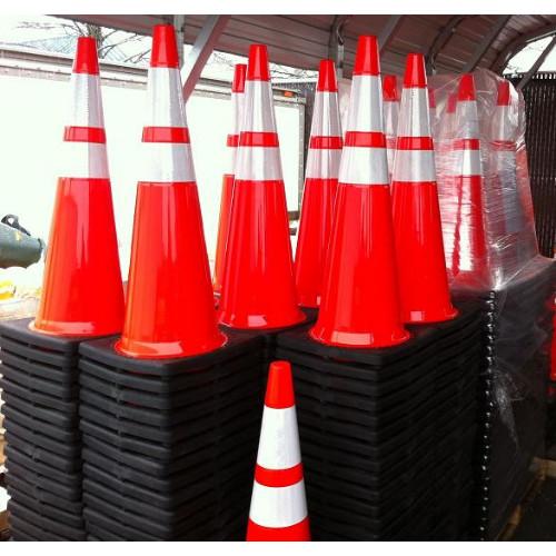 Gambar Safety Cone - Traffic Cone Base Hitam 75 Cm - Kerucut Marka Jalan Rubber Murah dari Pusat Climbing Indonesia undefined Tokopedia