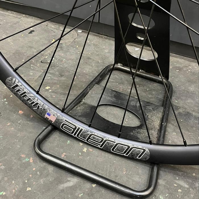 VELOCITY Cliffhanger 650b 軟らかく (584) | 32H リムブレーキ 