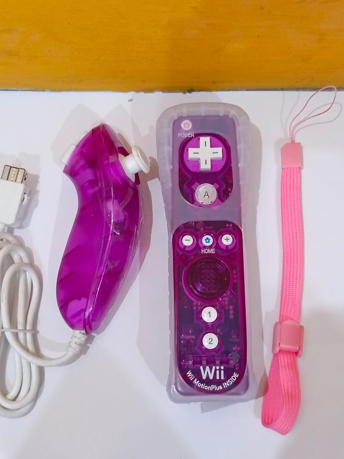 Gambar Wiimote (build in motion plus)& Nuchuck Putih 1 set - PinkTransparan dari Mpgame88 undefined Tokopedia