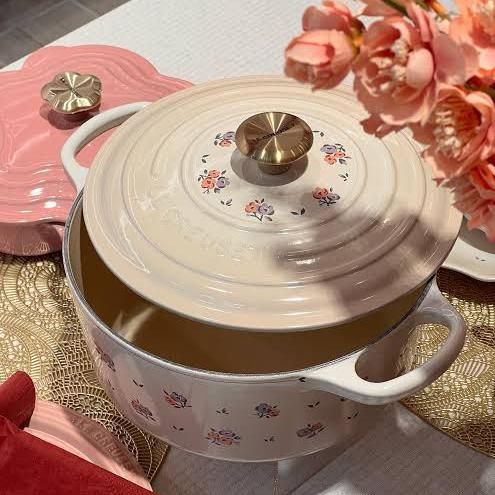 Gambar Le creuset original Limited PETITE FLEUR COLLECTION - Round 22cm dari Celiebox undefined Tokopedia
