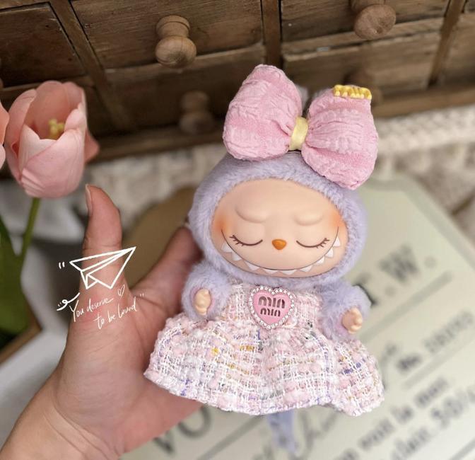 Gambar OFFICIAL BAJU LABUBU Have A Seat / LABUBU V2 CLOTHES /Baju Labubu V2 Pop Mart / Baju The Monster Labubu Boneka Tweed Branded ORDER NOW!! - MIU DRESS dari 'SHOP' Official Store undefined Tokopedia