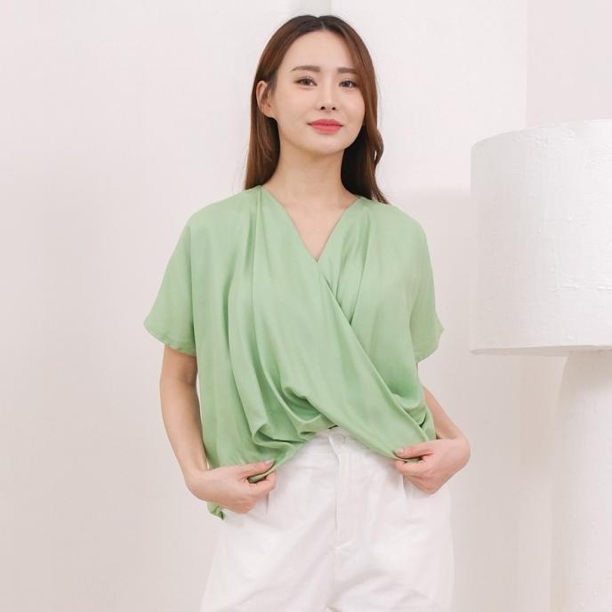 Gambar Beatrice Clothing Tori Blouse - V-Neck Tencel Blouse - Matcha  dari muslim berkah21 undefined Tokopedia