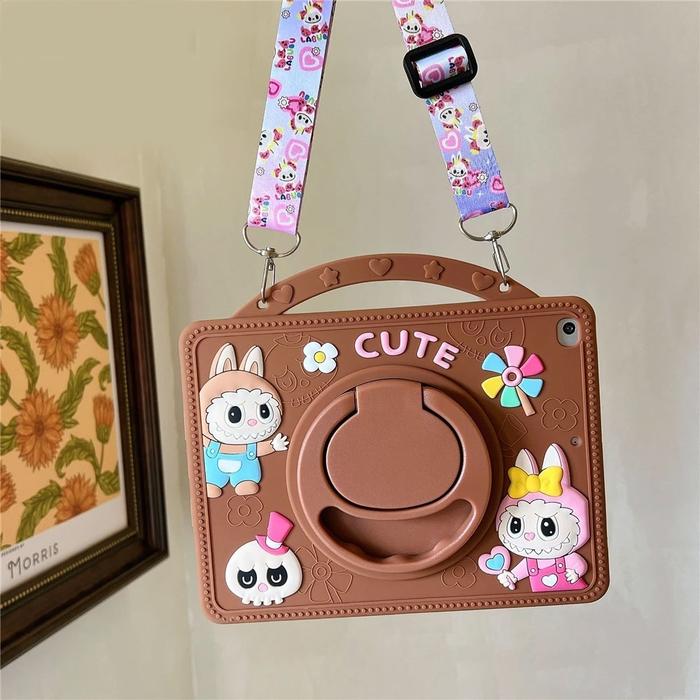 Gambar UNIVERSAL CASE TAB 10.1" !!! BONUS TALI !! Advan Tab VX Neo / Sketsa 3 / Itel Pad 1 2 10.1 Inch In Softcase Labubu Rotate Case Silikon Ring Stand Rotasi 360 Shockproof with Slot Pen Pencil Holder Silicone Silikon Case Anak Kartun Pocha Melody Kuromi - Labubu, UNIVERSAL CASE dari GoodCaseID undefined Tokopedia