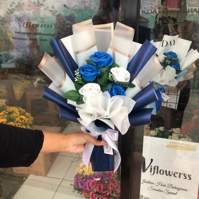 Gambar buket bunga artificial hand bouquet graduation - NEVY ORDINARY dari Viflowerss undefined Tokopedia