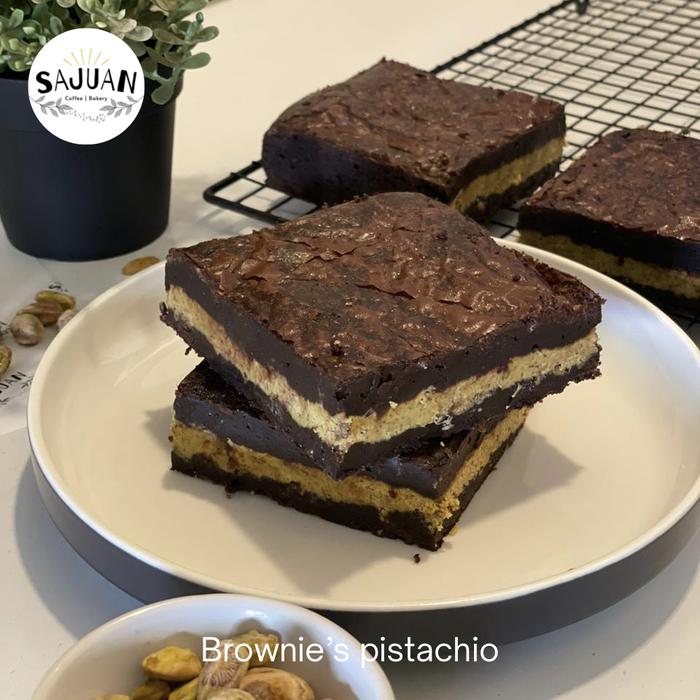 Gambar Sajuan Cafe | Fudgy Brownies Dubai Pistachio Kunafe Premium Viral Size 10x10 dari Sajuan Coffee and Bakery undefined Tokopedia