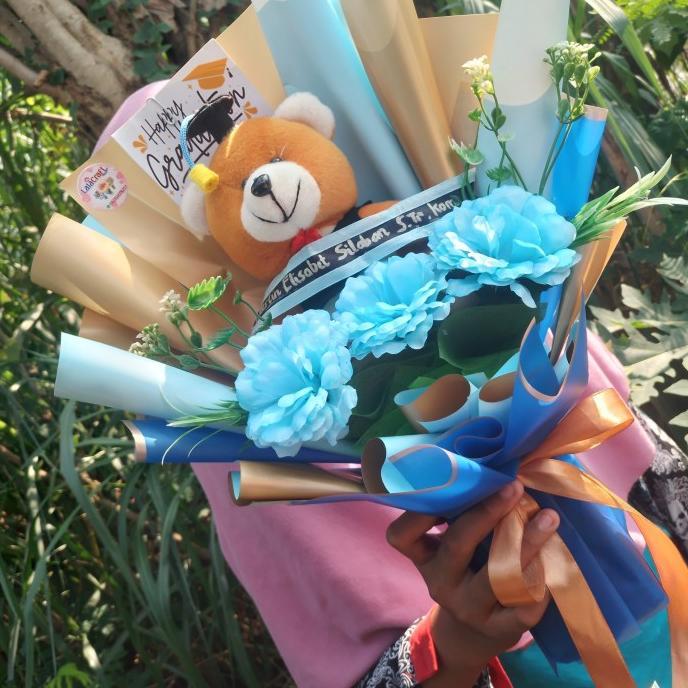 Gambar Buket boneka wisuda free selempang nama Graduation Wisuda Kelulusan cowok cewek bunga boneka ulang tahun - Biru dari Vitriani shop undefined Tokopedia