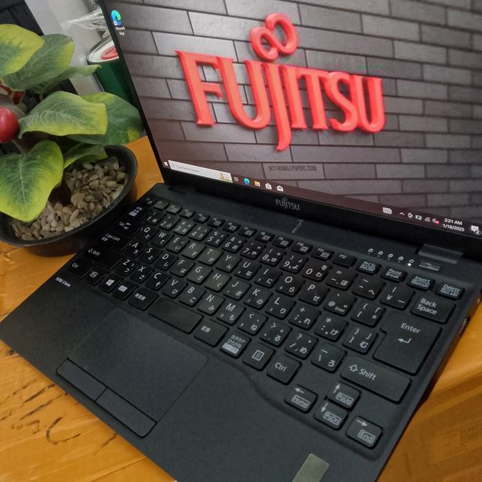 富士通 FUTRO U9311M Celeron 6305/ メモリ8GB/ SSD 無し/ カメラ/ 無線 .