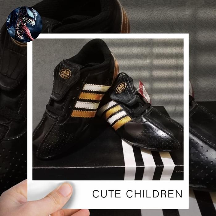 Gambar sepatu futsal pria mogul classic dari venomelectrik undefined Tokopedia