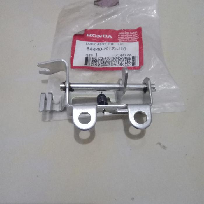 Gambar engsel pembuka tutup tangki bensin lock assy fuel lid pcx 160 original dari ayumotor undefined Tokopedia