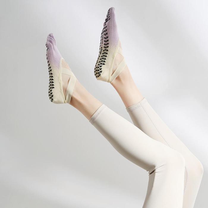 Gambar Kaos Kaki Anti Slip Gradasi Yoga Pilates TRX Gym Fitness Poundfit - Purple White dari Tiarakids.shop undefined Tokopedia