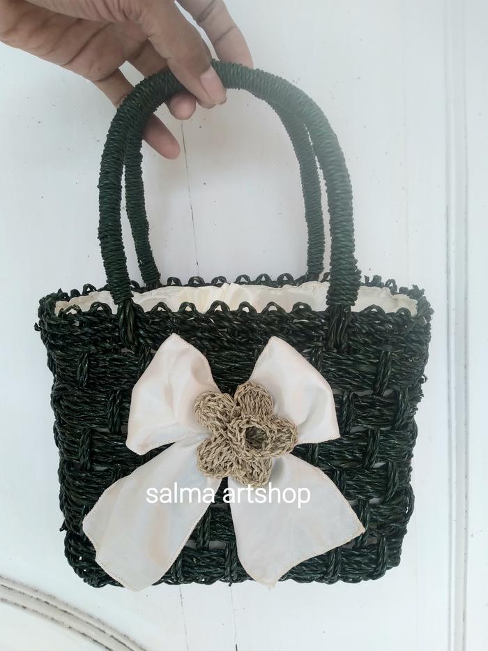 Gambar totebag,tas anyaman mendong wanita,tas anyaman kotak pita mini.Tas anyaman tali rara mendong - Hijau dari SALMA ARTSHOP undefined Tokopedia