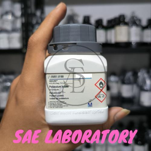 Gambar POTASSIUM IODATE / KIO3 MERCK 1.05051 MERCK 105051 100gr 500gr ORIGINAL PACKING - 100GR ORIGINAL dari SAE LAB undefined Tokopedia