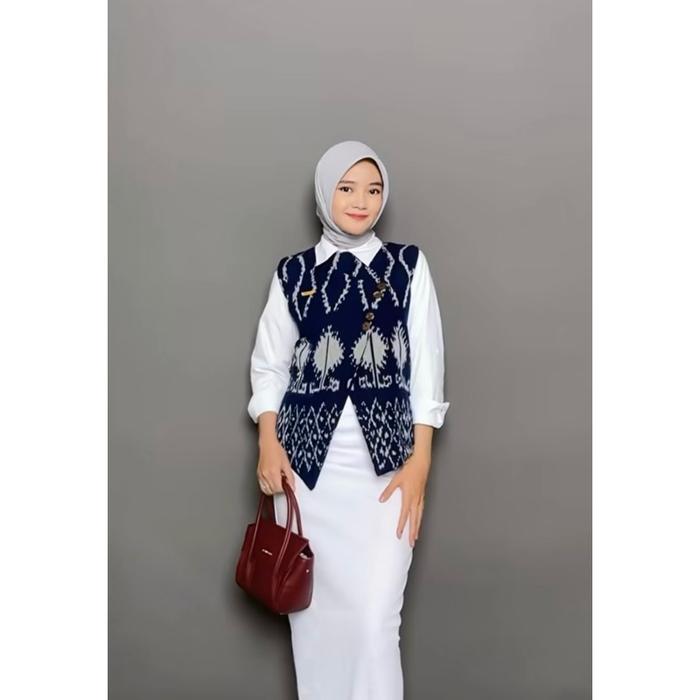 Gambar Vest Tenun  Rompi Kekinian Outfit Kerja Etnik Wanita Modern - Pesta, Casual, Katun, Panjang, Atasan, Linen, Pendek, Crop, Kondangan,Merah Maron - Biru, S dari Tenun Ethnicku undefined Tokopedia