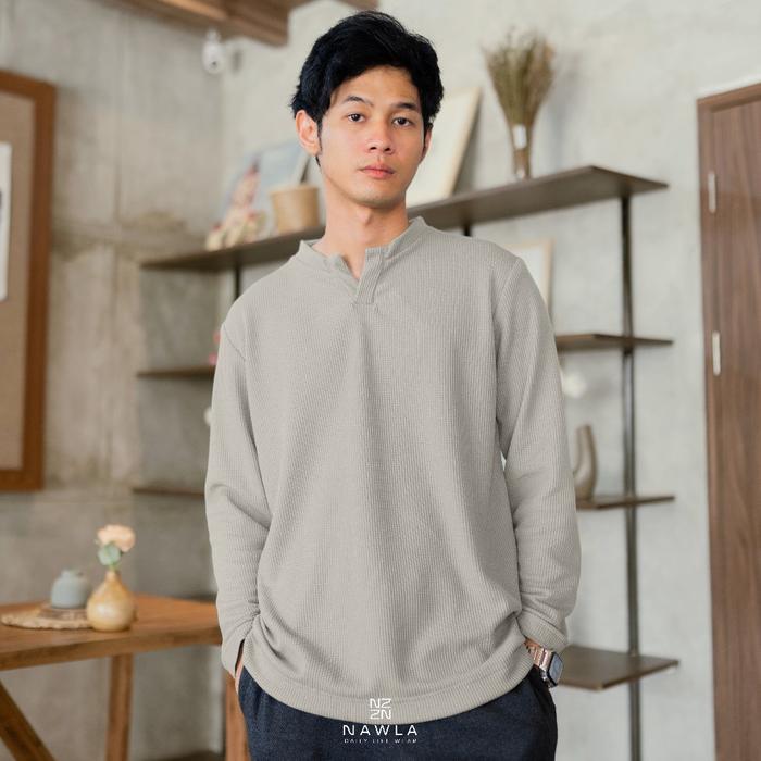 Gambar Long sleeve pria jumbo xxl kaos lengan panjang cowok bahan waffle knit kerah v neck - Abu-abu, S dari Nawla Official undefined Tokopedia