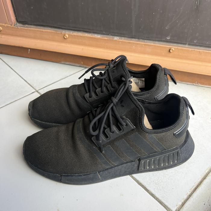 Adidas Nmd R1 Triple Black Ukuran 42 23