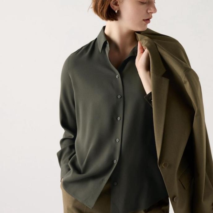 Gambar Kemeja Blus Rayon Polos Motif Lengan Panjang Wanita UNIQLO ORIGINAL - Olive, M dari Toko Kencana Wungu22 undefined Tokopedia