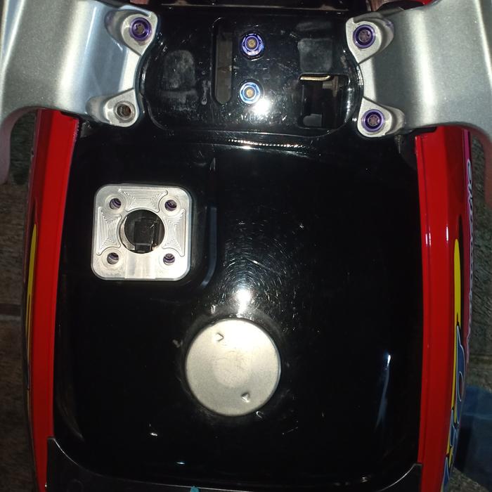 Gambar cover retainer tangki Mio cnc - silver dari Tm16 undefined Tokopedia