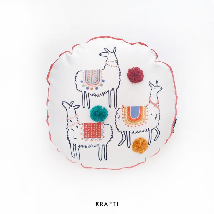 Gambar Bantal Sofa / Bantal Bulat / Bantal 40x40 cm / Llama / Rainbow - Llama, sarung n bantal dari Krafti Project & Living undefined Tokopedia