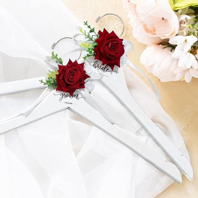 Gambar Di Sini Gantungan Pernikahan Kayu Putih_Warna Bunga Gaun Pengantin Gantungan Daun Gantungan Jas Pengantin Pria Terukir Gantungan Pernikahan Tumbuh Dengan Pita Busur Simpul Wanita Dan Pria Pengantin Paket 2 dari cornermarkket undefined Tokopedia