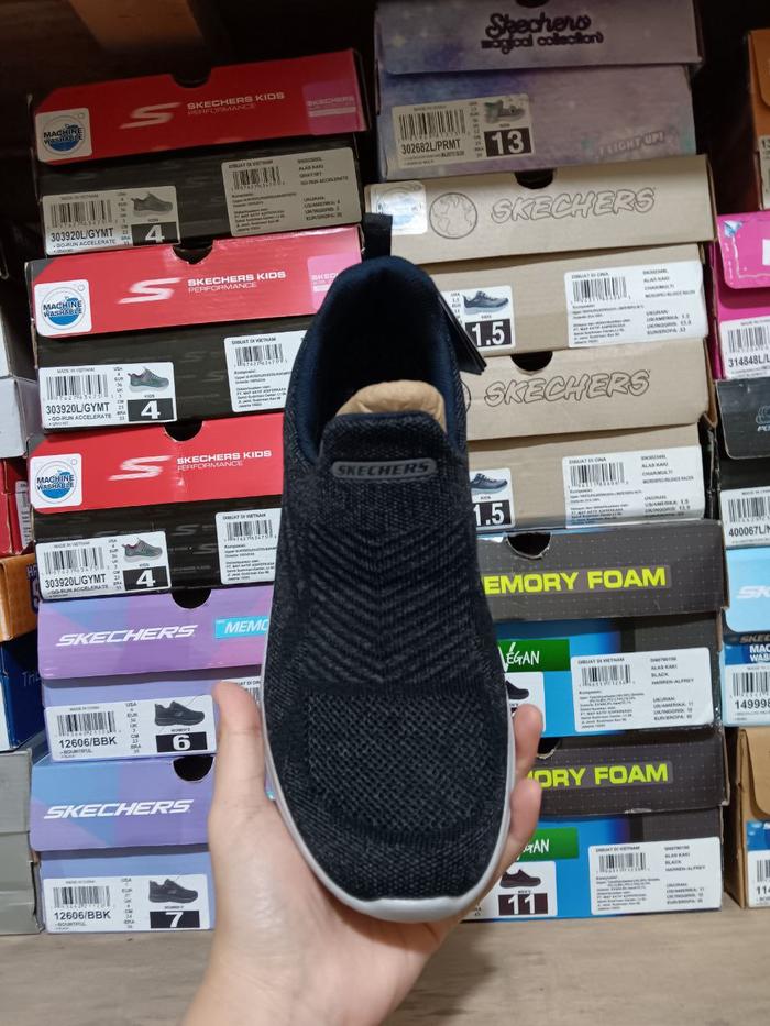 Jual Ready size 40 100% Original BNIB SEPATU SKECHERS MAN SLIP ON