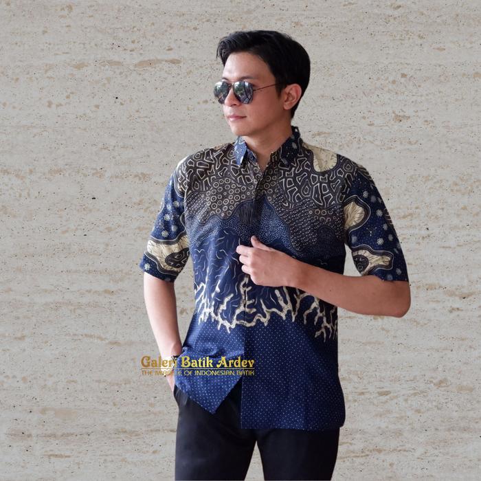 Gambar Galeri Batik Ardev Kastara Kemeja Pria Lengan Pendek Slim Fit Lapis Furing Warna Biru Electric - Lengan Pendek, M dari Galeri Batik Ardev undefined Tokopedia