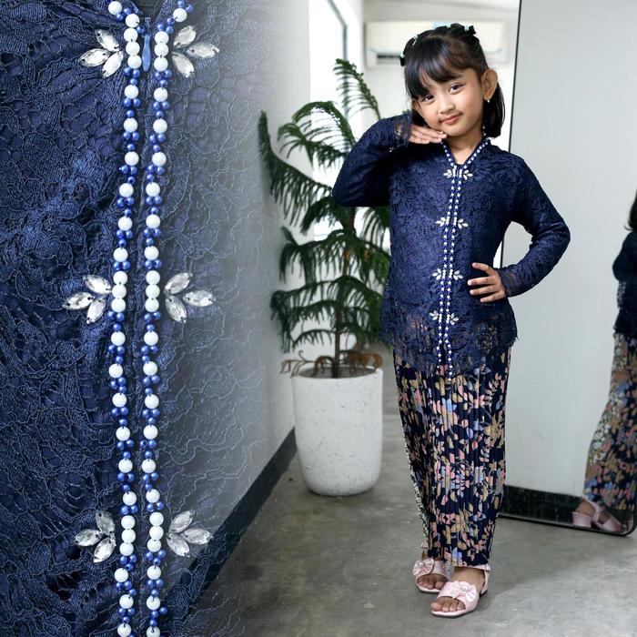 Gambar kebaya brukat anak perempuan/ kebaya modern - Navy, 4-5 tahun dari Agnakebaya24 undefined Tokopedia