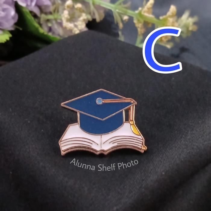 Gambar Pin Enamel Graduation Wisuda Kelulusan Graduate Bros Aksesoris - Tipe B dari Alunna Shelf undefined 5 Tokopedia