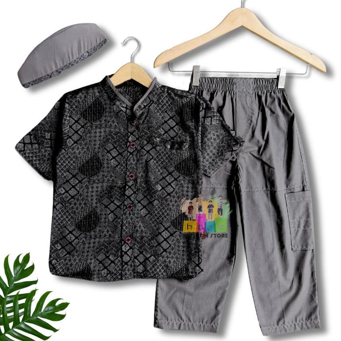 Gambar TERLARIS KOKO A&J ANAK LAKI LAKI TERBARU MODEL SYAMIL MOTIF JAGUAR LENGAN PENDEK - Baju Muslim Semi Sutra READY - Abu Abu, XS dari TOKO AVENUE undefined Tokopedia