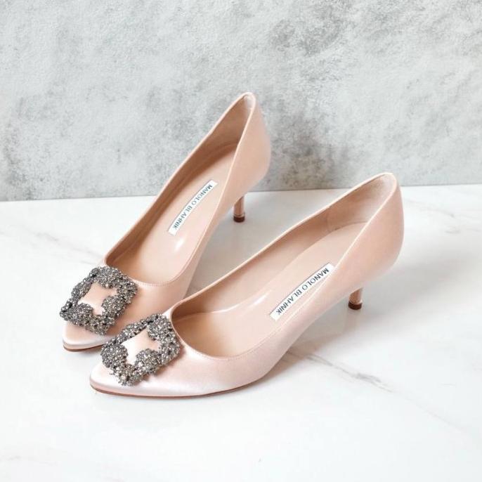 Gambar Manolo Blahnik Hangisi Kitten Heels 5cm Satin - Black dari ModishElle undefined 5 Tokopedia