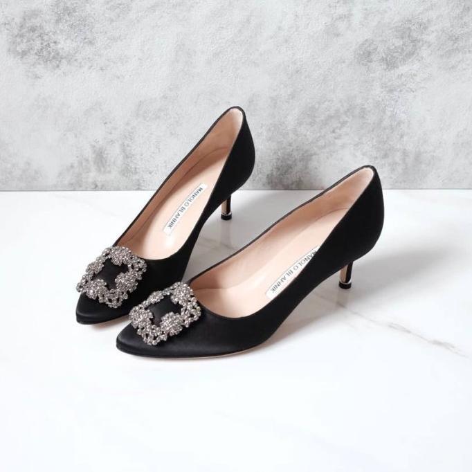 Gambar Manolo Blahnik Hangisi Kitten Heels 5cm Satin - Black dari ModishElle undefined 2 Tokopedia