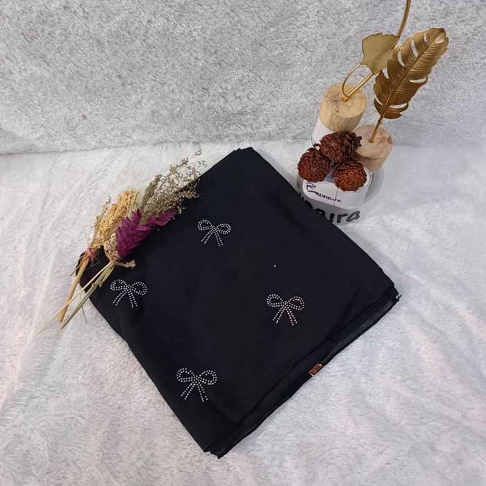 Gambar Hijab segi empat Paris motif pita Payet Mutiara COQUETTE - BISA COD - Hitam dari Rayleigh_Shoppu undefined Tokopedia