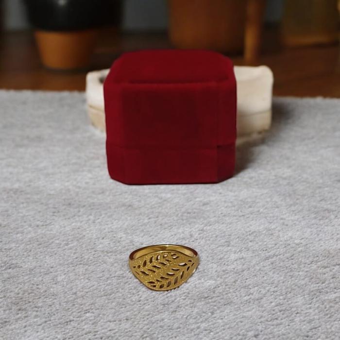 Gambar cincin titanium motif daun semanggi anti luntur - gold, 16 dari ROY HULU undefined Tokopedia